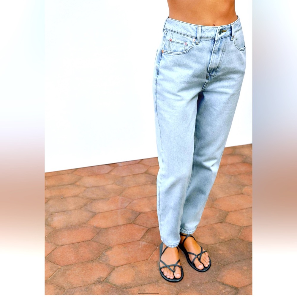 NWT Zara Mom fit Jeans with a High Waist. Size 4